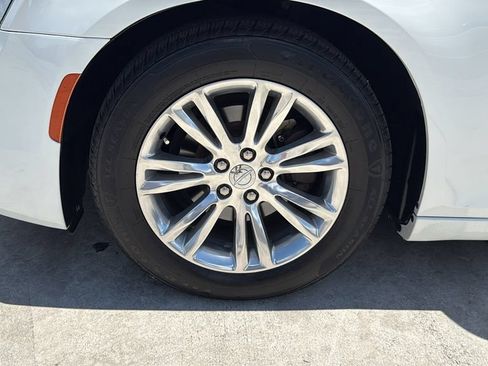 Used 2018 Chrysler 300 Touring L RWD image 18