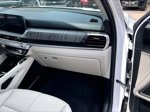 Used 2024 Kia Telluride EX w/ EX Captain's Chair Package image 18