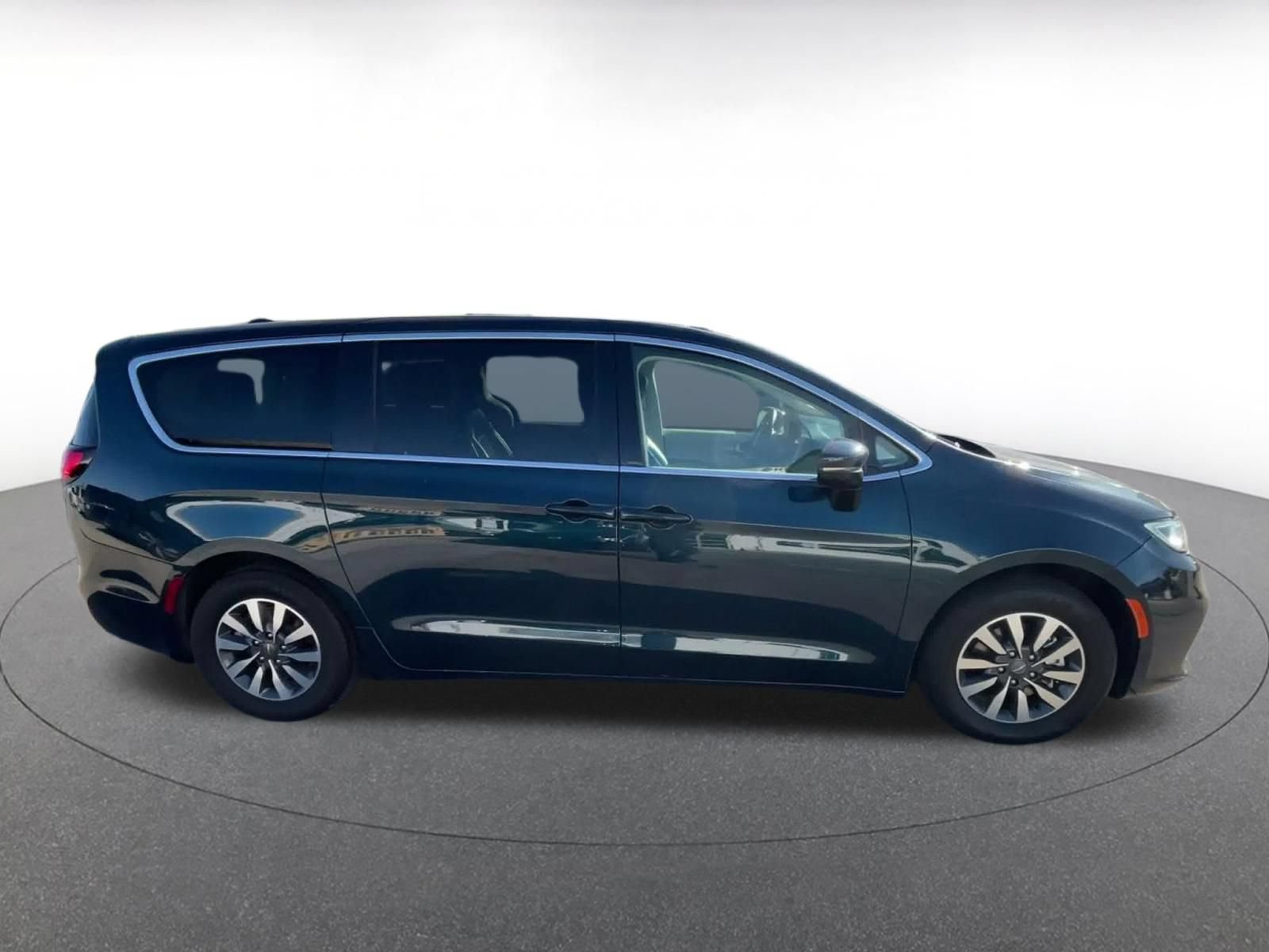 Used 2023 Chrysler Pacifica Touring-L FWD image 15