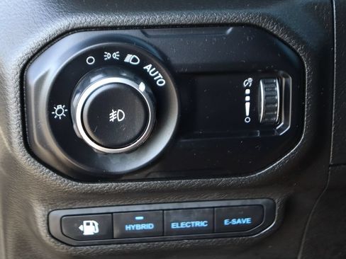 Used 2023 Jeep Wrangler Unlimited Sahara AWD/4WD image 19