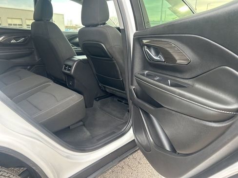 Used 2024 GMC Terrain SLE image 22