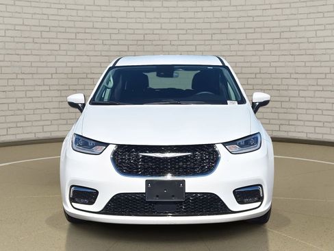 Used 2023 Chrysler Pacifica Touring-L image 2