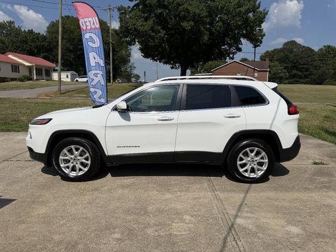 Used 2017 Jeep Cherokee Latitude w/ Comfort/Convenience Group AWD/4WD image 4