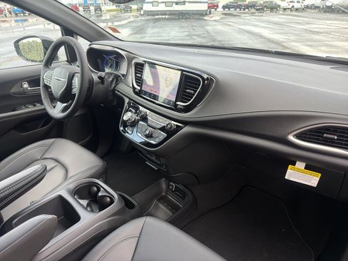 New 2026 Chrysler Pacifica Select FWD image 21