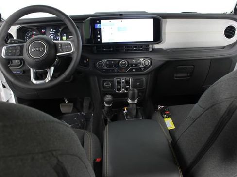 Used 2025 Jeep Wrangler Unlimited Sahara AWD/4WD image 9