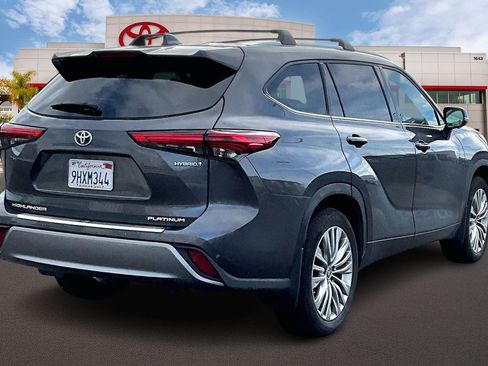 Used 2023 Toyota Highlander Platinum image 11