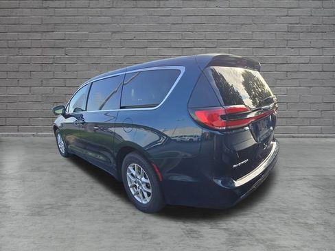 Used 2023 Chrysler Pacifica Touring-L FWD image 5