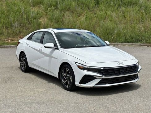 Used 2024 Hyundai Elantra SEL w/ Convenience Package image 8