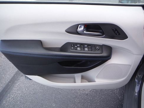 Used 2021 Chrysler Pacifica Touring-L w/ Uconnect Theater Family Group FWD image 14