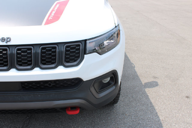 Used 2025 Jeep Compass Trailhawk w/ Trailhawk Convenience Group AWD/4WD image 39