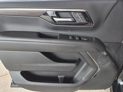 Used 2025 Chevrolet Suburban Z71 AWD/4WD image 29