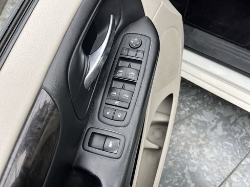 Used 2012 Dodge Grand Caravan SXT image 7