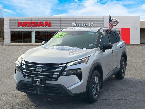 Used 2025 Nissan Rogue S image 2