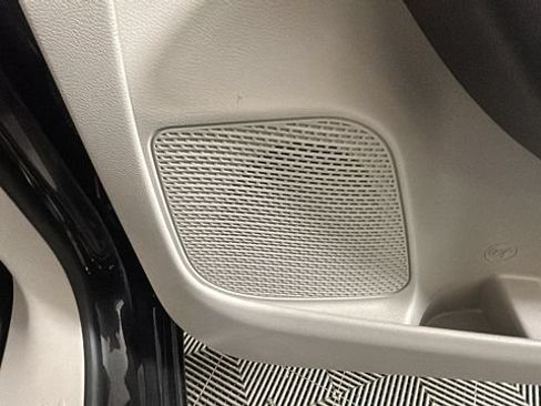 Used 2023 Chrysler Pacifica Touring-L FWD image 31