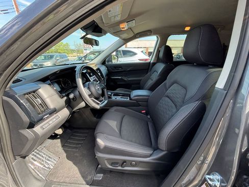 Used 2025 Nissan Pathfinder SV image 32