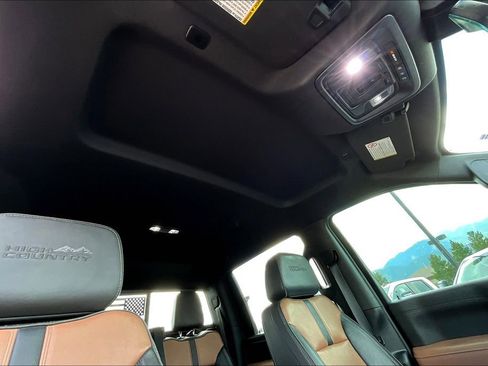 Used 2022 Chevrolet Silverado 3500 High Country w/ Technology Package image 17