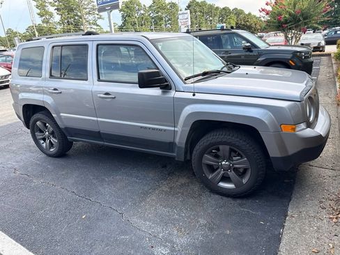 Used 2017 Jeep Patriot Sport w/ Power Value Group FWD image 4