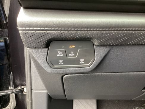 Used 2025 Volkswagen Atlas SE image 31