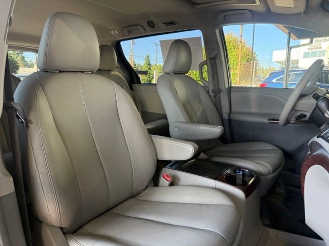 Used 2014 Toyota Sienna XLE FWD image 33