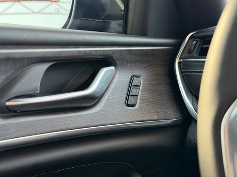 Used 2023 Jeep Grand Cherokee Overland AWD/4WD image 18
