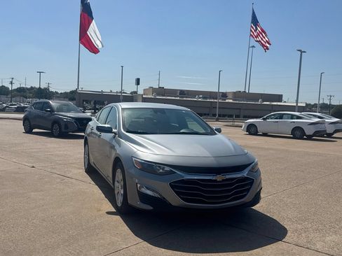 Used 2025 Chevrolet Malibu LT FWD image 3