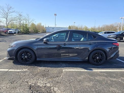 Used 2025 Toyota Camry SE w/ Convenience Package image 4