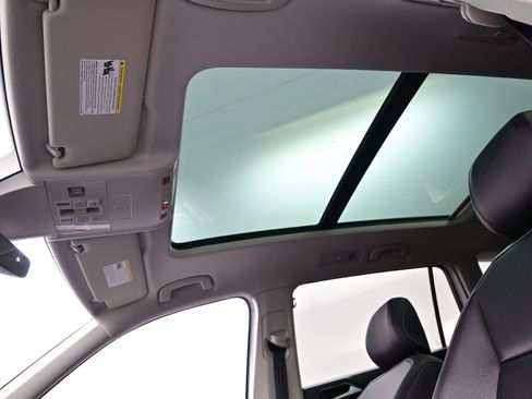 Used 2022 Volkswagen Tiguan SE w/ Panoramic Sunroof Package AWD/4WD image 18