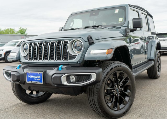 Used 2024 Jeep Wrangler Unlimited Sahara w/ Technology Group AWD/4WD image 1