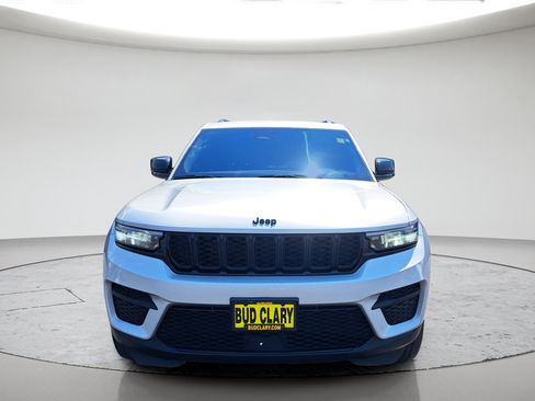 Used 2023 Jeep Grand Cherokee Altitude AWD/4WD image 8