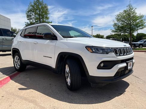 Used 2025 Jeep Compass Latitude image 4