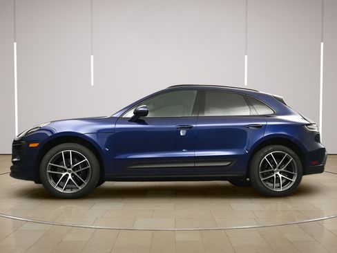 Certified 2025 Porsche Macan AWD/4WD image 33