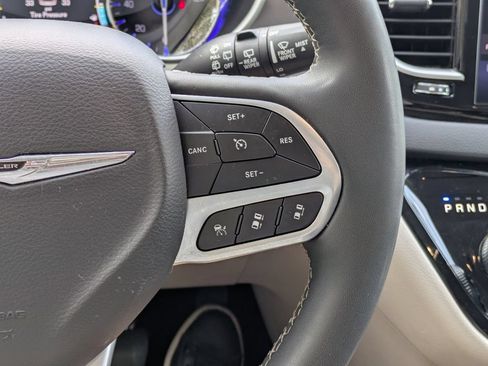 Used 2024 Chrysler Pacifica Touring-L FWD image 17