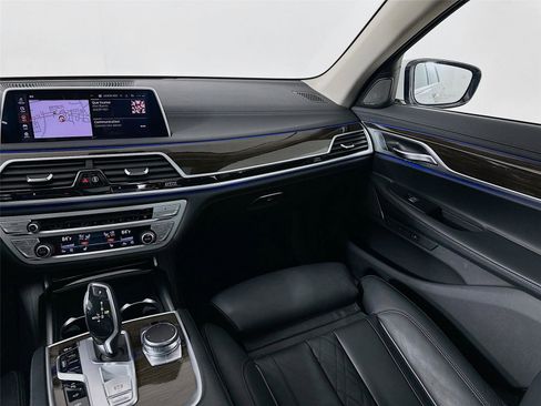 Used 2020 BMW 750i xDrive w/ Cold Weather Package image 25