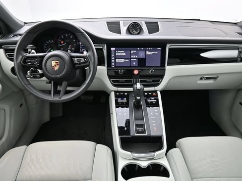 Certified 2025 Porsche Macan AWD/4WD image 6