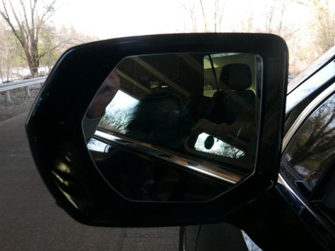 Used 2022 GMC Yukon SLT w/ SLT Premium Package image 22