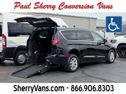 Used 2025 Chrysler Pacifica Select