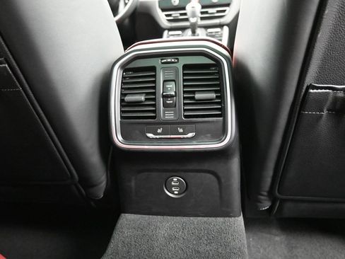 Used 2022 Porsche Macan S image 28