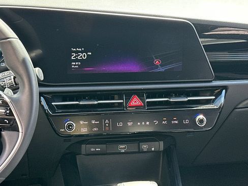 Used 2025 Kia Niro EX FWD image 16