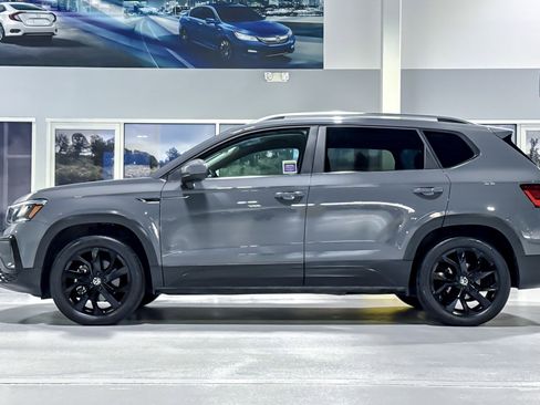 Used 2023 Volkswagen Taos SE AWD/4WD image 2