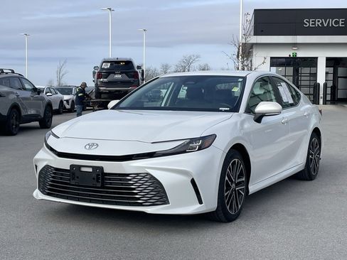 Used 2025 Toyota Camry XLE image 3