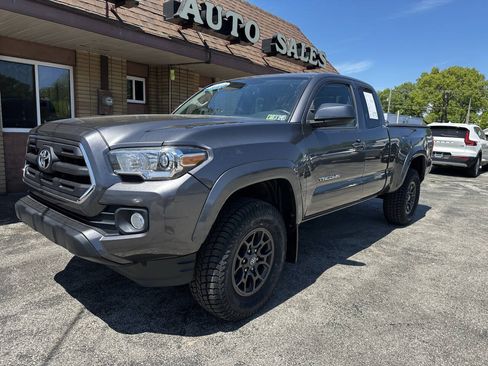 Used 2017 Toyota Tacoma SR5 w/ Tow Package AWD/4WD image 3