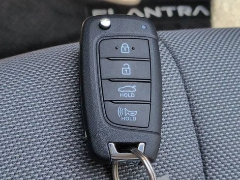 Certified 2025 Hyundai Elantra SE FWD image 25