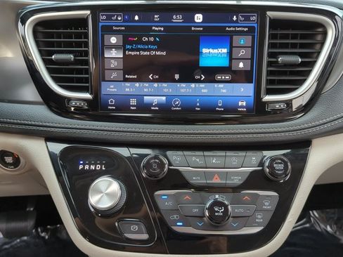 Used 2021 Chrysler Pacifica Touring-L w/ Premium & Safety Sphere Group FWD image 14