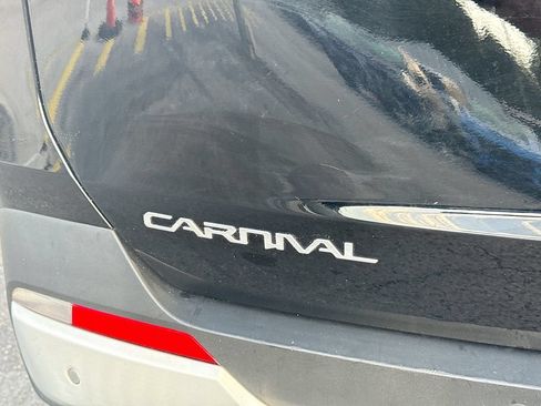 Used 2025 Kia Carnival EX FWD image 10