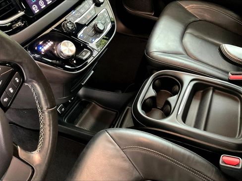 Used 2019 Chrysler Pacifica Touring-L w/ Advanced Safetytec Group FWD image 16