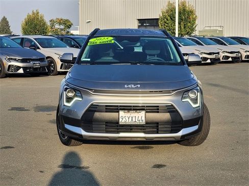 Used 2025 Kia Niro LX image 2