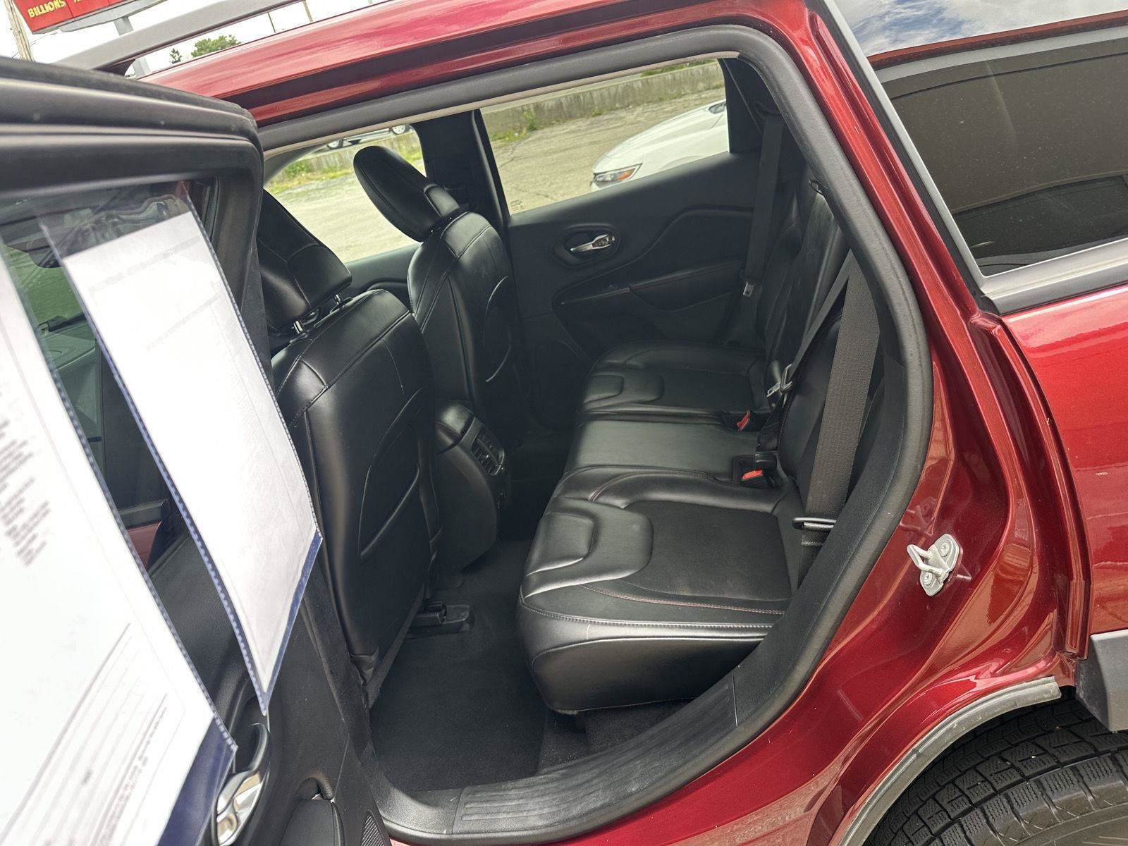 Used 2021 Jeep Cherokee Trailhawk w/ Comfort & Convenience Group AWD/4WD image 29