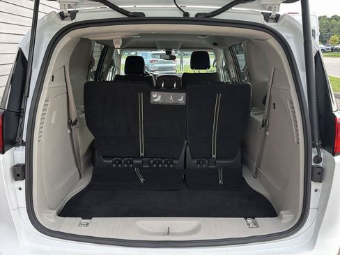 Used 2018 Chrysler Pacifica Touring-L FWD image 13