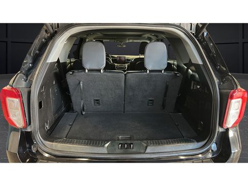 Used 2021 Ford Explorer XLT w/ Equipment Group 202A AWD/4WD image 26
