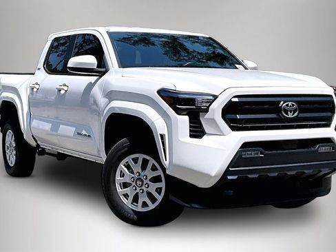 Used 2025 Toyota Tacoma SR5 AWD/4WD image 2